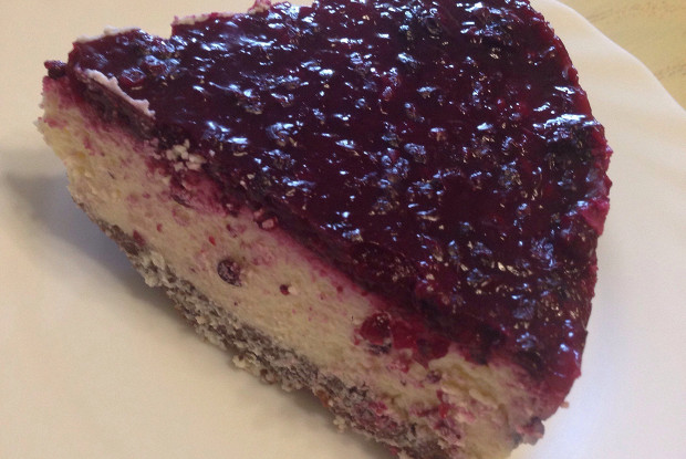 Чизкейк с шоколадно-маковой основой и ягодным топпингом