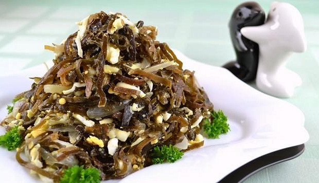 Салат из морской капусты с яйцом и овощами