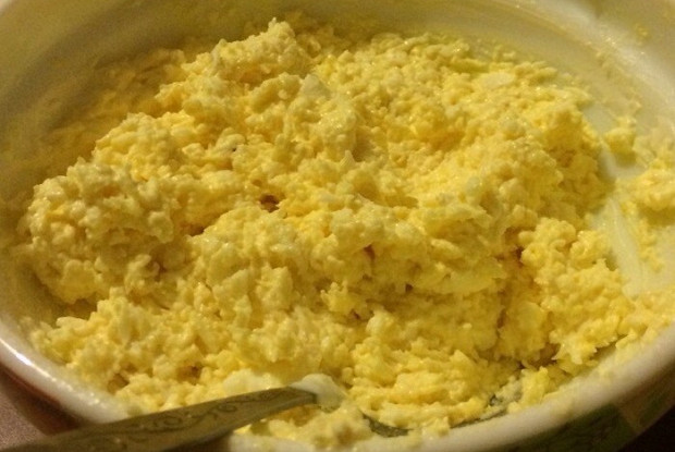 Сырный салат с яйцом и чесноком