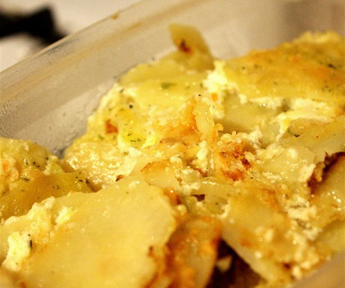 Картофель, запеченный с сыром и специями в сметанно-чесночном соусе