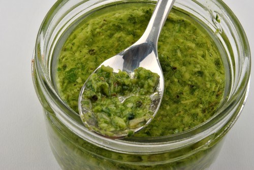 Песто из кинзы, миндаля и красного лука
