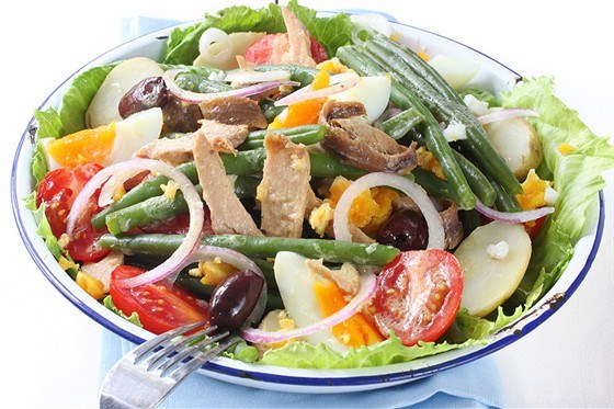 Салат нисуаз со свежим тунцом, каперсами и анчоусами