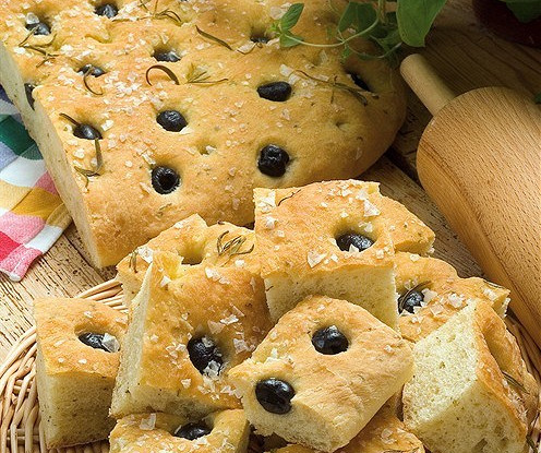 Фокачча с оливками и розмарином