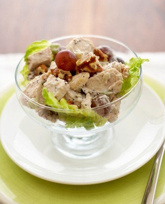 Теплый салат из курицы и винограда