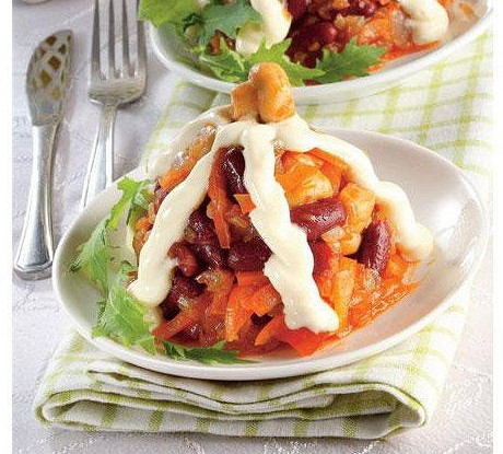 Фасолевый салат с копченой курицей