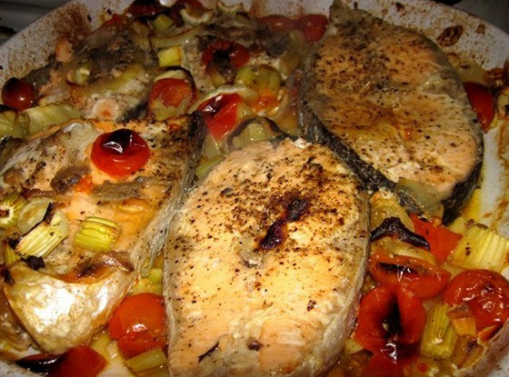 Запеченая семга с помидорами и сельдереем