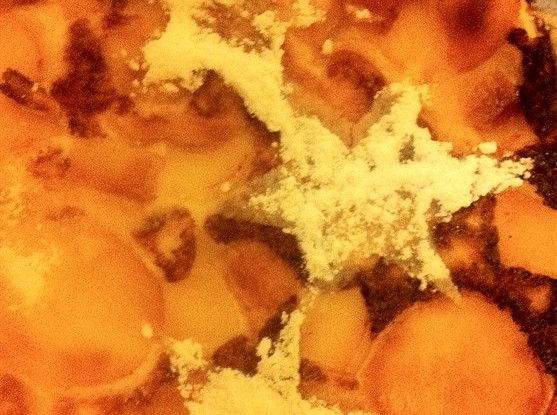 Творожная запеканка с яблоками и изюмом