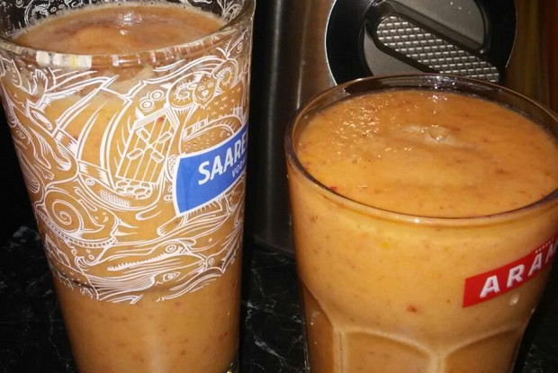 Смузи с клубникой и бананом