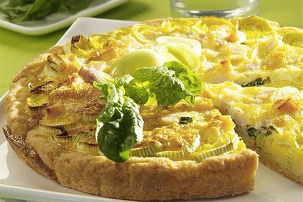 Открытый пирог с сыром и луком-пореем