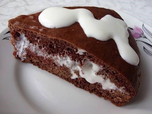 Шоколадный бисквит с кремом и грецкими орехами