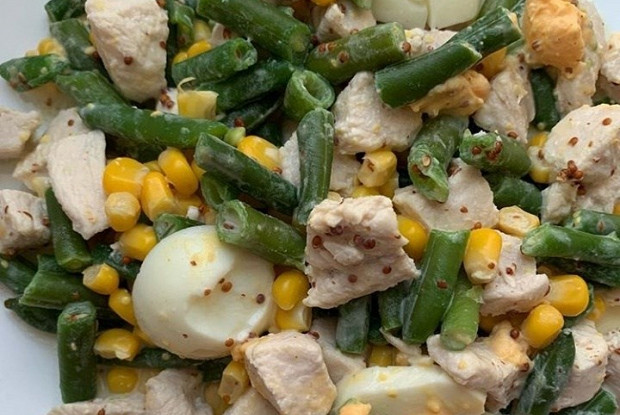 Салат с куриной грудкой и стручковой фасолью