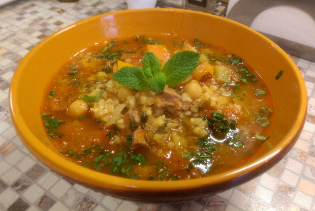 Шорба по-алжирски. Густая похлёбка с бараниной, курицей, нутом, овощами и специями