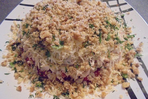 Слоеный салат с куриной грудкой и помидорами