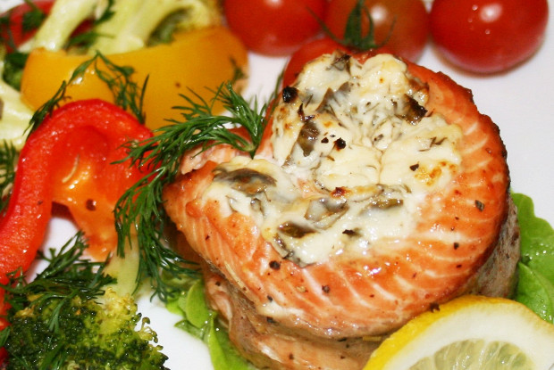 Запеченые рулеты из лосося с овощами