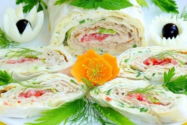 Рулет с горбушей и помидорами