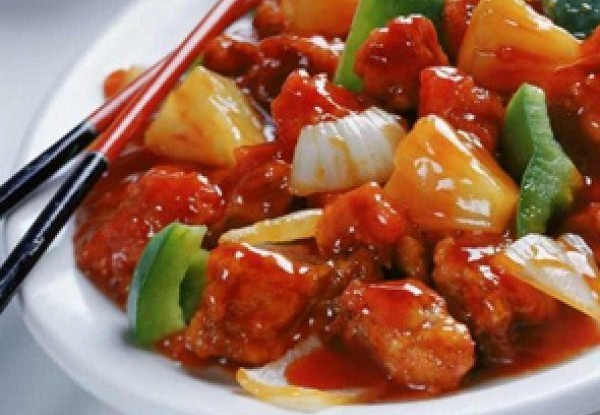 Курица с овощами, рисом, зеленью в кисло-сладком соусе