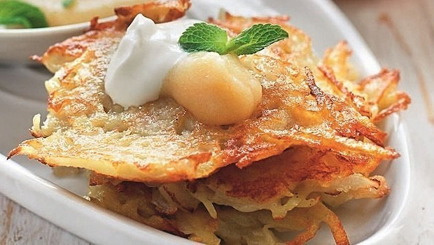 Картофельные оладьи латкес с яблочным соусом