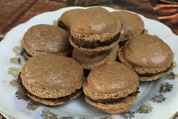 Смотреть Миндальное пирожное а-ля Macaron в виде черной и серой речной гальки, пошаговый рецепт с фото видео Смотреть Миндальное пирожное а-ля Macaron в виде черной и серой речной гальки, пошаговый рецепт с фото видео