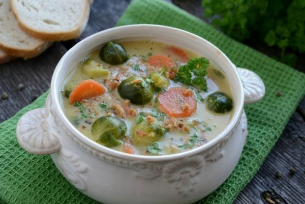 Овощной суп с брокколи и брюссельской капустой на курином бульоне